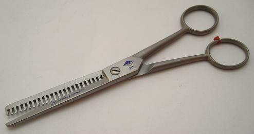 Diamond Satin Coarse, single-serrated thinning scissors