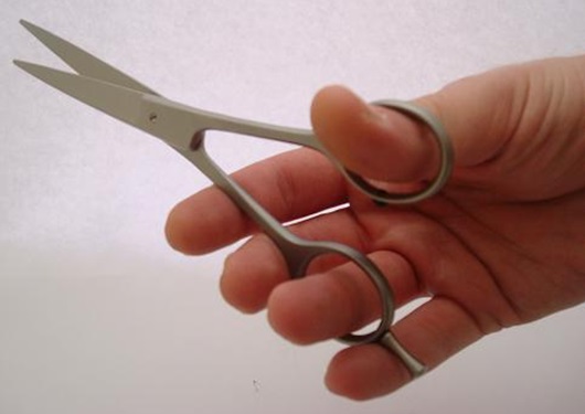 how to hold scissors