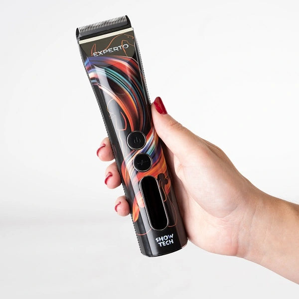 Show Tech Experto clipper held in the hand